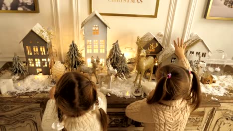 Glückliche-kleine-hübsche-Mädchen-mit-Weihnachten-und-Neujahr-Spielzeug-und-Dekorationen