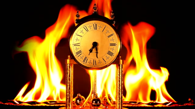 Reloj-de-tiempo-en-el-fuego-quemando-horas