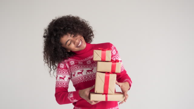 Glückliche-Frau-hält-Weihnachts-Geschenk-Boxen
