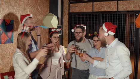 Bearded-man-saying-toast-for-friends-on-Christmas-party,-clinking-and-drinking,