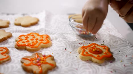 Kinderhand-gebackene-Plätzchen-mit-Zuckerguss-verzieren