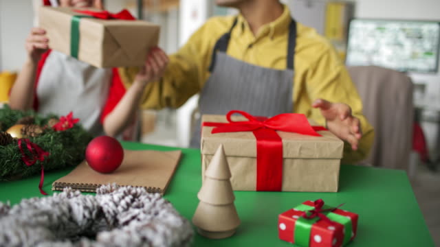 Hombre-y-mujer-preparando-regalos-de-Navidad