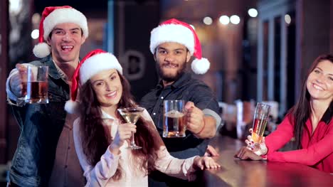 Tres-amigos-en-Santa-HAT-y-la-chica-detrás-de-la-barra-con-un-vaso-de-cerveza