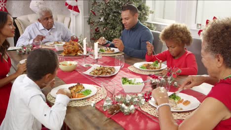 Familia-con-abuelos-disfruta-de-comida-de-Navidad-en-el-escalofriante-R3D