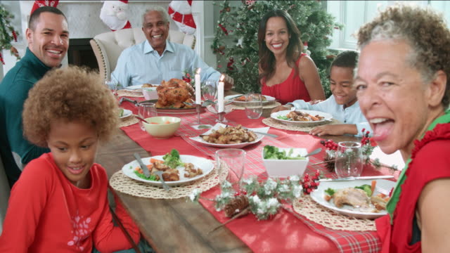 Toma-en-cámara-lenta-de-familia-disfrutando-de-una-comida-en-la-mesa-de-Navidad