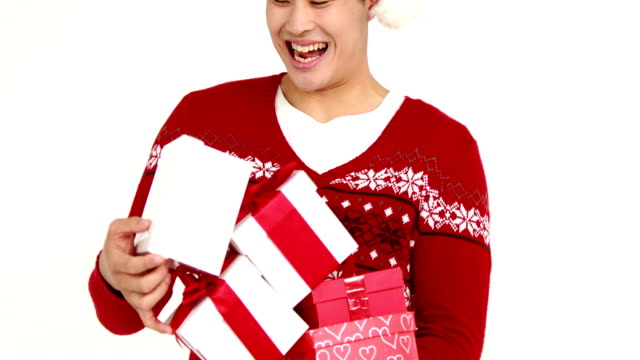 Hombre-que-agarra-Navidad-regalo-navideño