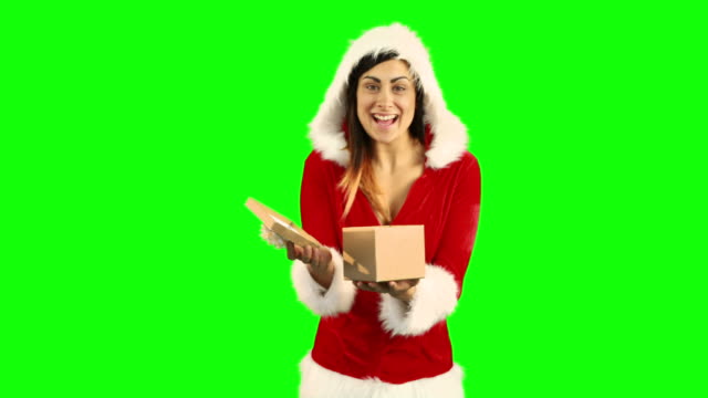 Sexy-Mädchen-in-santa-Kostüm-öffnen-ein-Geschenk