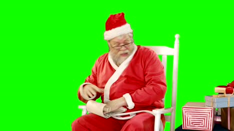 Santa-Claus-mit-Schriftrolle-und-Geschenk-box