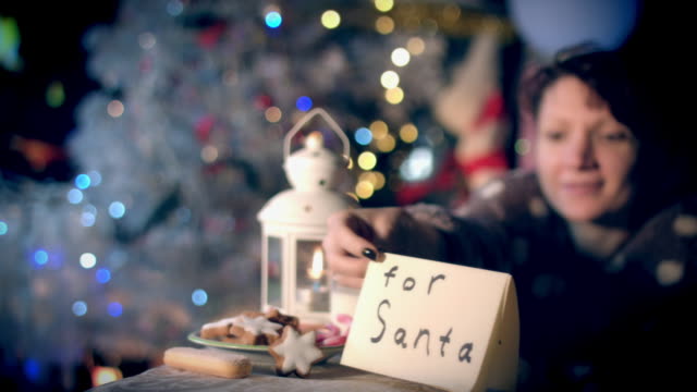 4-de-k-de-Navidad-y-año-nuevo-vacaciones-mujer-poner-carta-para-Santa-y-galletas