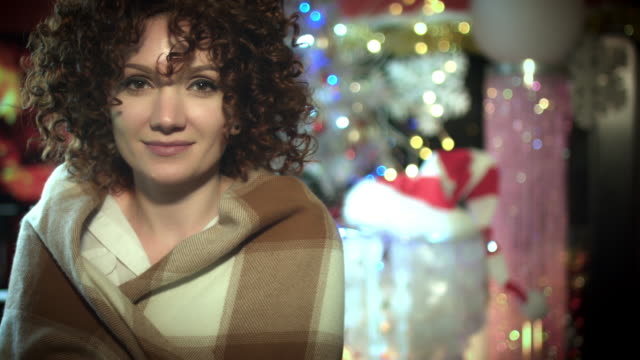4-k-Weihnachten-und-Neujahr-Urlaub-Frau-lächelnd-auf-Kamin-Hintergrund
