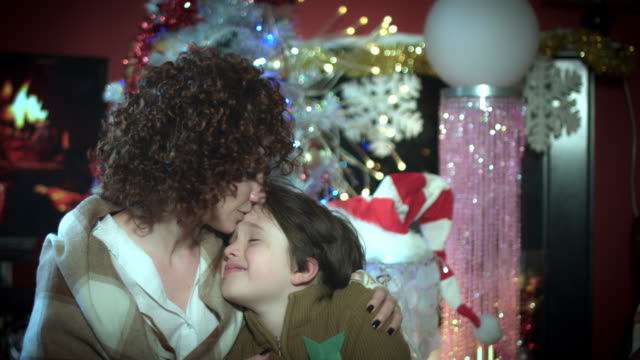 4-k-Weihnachten-und-Neujahr-Urlaub-Mama-und-Kind-umarmen