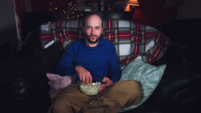 4-k-authentische-Schuss-von-einem-lustigen-Mann-beobachtete-Film-und-essen-Popcorn