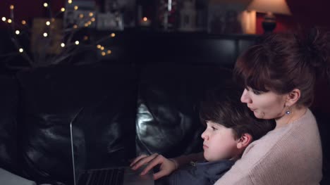4k-authentische-Aufnahme-eines-Kindes-mit-seiner-Mutter-auf-der-Suche-auf-Laptop