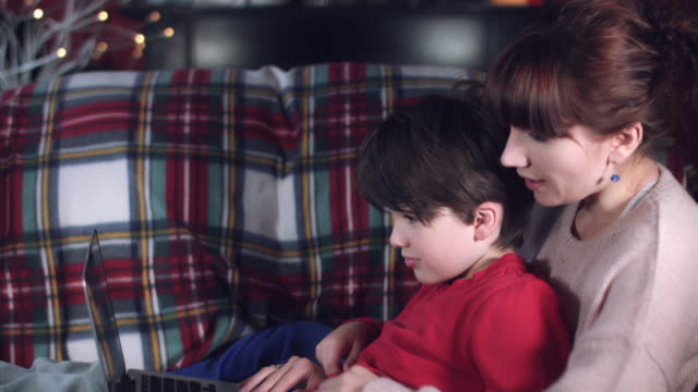 4k-authentische-Aufnahme-eines-Kindes-mit-seiner-Mutter-Blick-auf-Computer