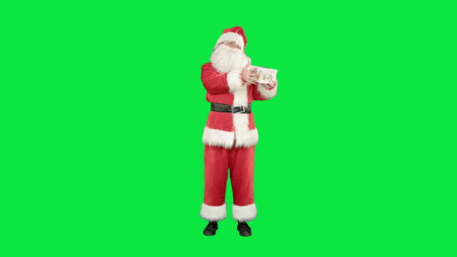 Glücklicher-Weihnachtsmann,-der-Geschenke-auf-einem-Green-Screen-Chrome-Schlüssel-trägt