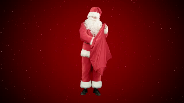 Real-Santa-Claus-llevando-gran-bolso-lleno-de-regalos-sobre-fondo-rojo-con-nieve