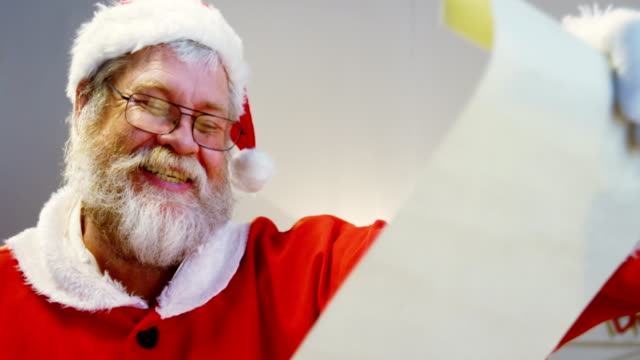 Weihnachtsmann-einen-Brief-lesend