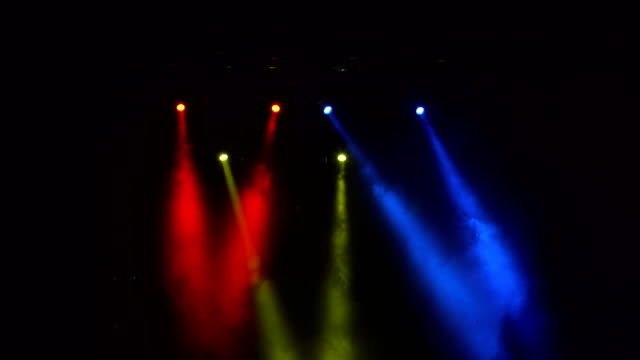 Rote,-blaue-und-gelbe-Scheinwerfer-auf-der-Bühne.