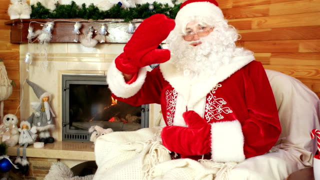 Santa-Gruß-Besucher,-gastfreundliche-Santa-Claus,-saint-Nicolas-begrüßt-Kinder-um-ihn-zu-besuchen