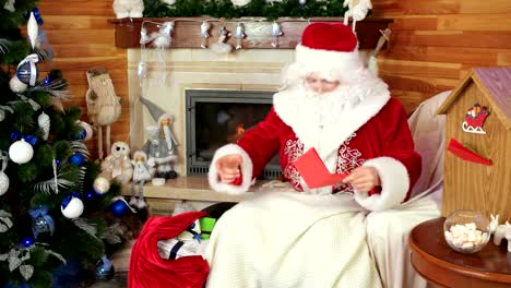 Santa-Geschenke-in-seinen-Sack-setzen,-präsentiert-Papa-Noel-besuchen-Kinder,-Weihnachtsmann-Mail,-Pack-wird-vorbereitet