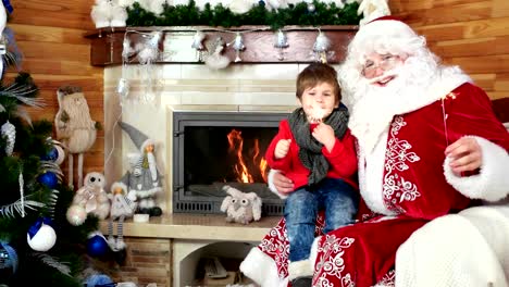 kleiner-Junge-auf-Santas-Schoß,-Kind-und-Saint-Nicolas-Holding-funkelt,-Neujahr-und-Weihnachten-feiern