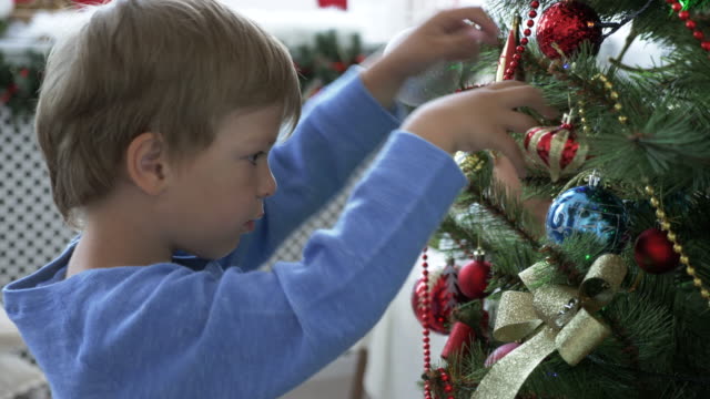 Niño-decora-el-árbol-de-Navidad.