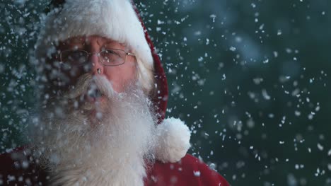 Santa-Claus-mit-Schnee-fällt-in-Zeitlupe