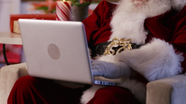 Santa-Claus-using-laptop,-closeup