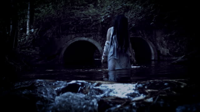 4K-Horror-Frau-zu-Fuß-zur-Kamera-im-Fluss