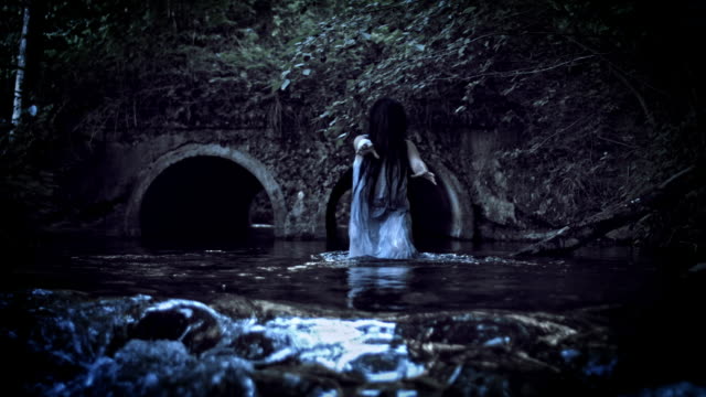 4K-Horror-mujer-sacando-agua-oscura-en-reversa