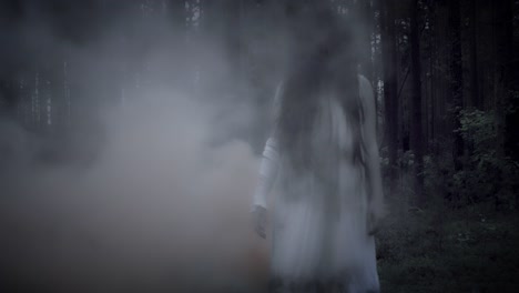 4K-Horror-Frau-im-Wald-mit-Rauch