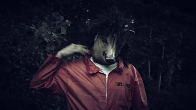 4K-Halloween-Horror-Mann-mit-Schwein-Maske-böse-Portrait