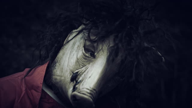 4K-Halloween-Horror-Mann-mit-Schwein-Maske-Portrait