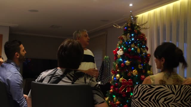 Familia-brasileña-en-el-salón-de-intercambio-de-Navidad-presenta---Amigo-Secreto