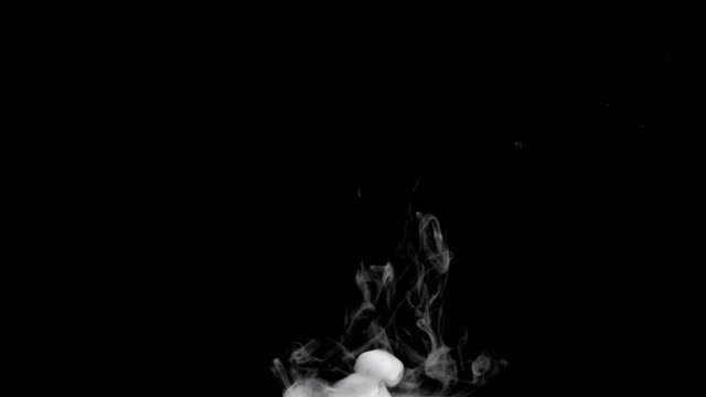 Smoke-billowing-over-un-fondo-negro.