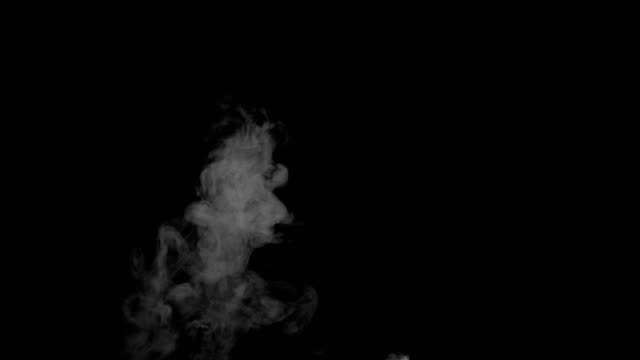 Rauchen-entstehen-auf-einem-schwarzen-Hintergrund.