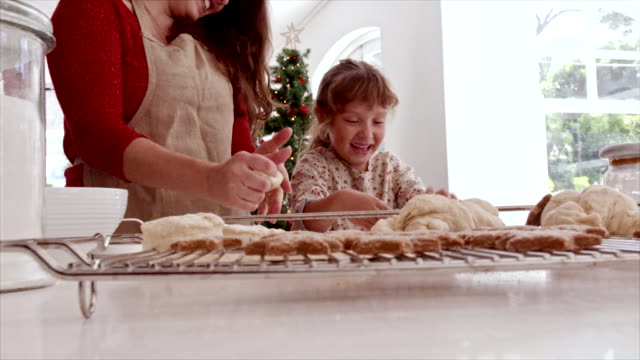 Madre-e-hija-preparando-galletas-de-Navidad