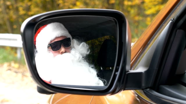 Santa-Claus-entfernt-Sonnenbrille-im-Auto-sitzend-50-fps