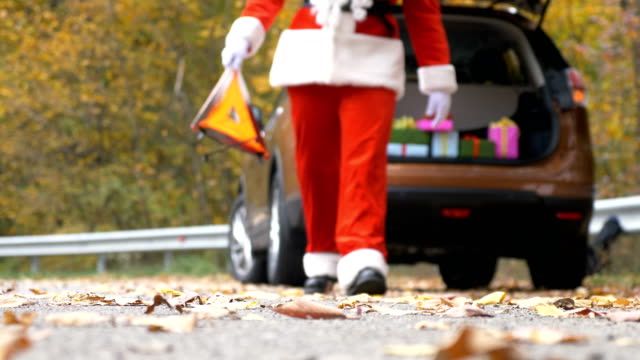Santa-Claus-establecer-una-señal-de-parada-de-emergencia-en-carretera-50-fps