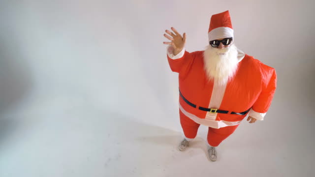 Santa-in-einem-aufblasbaren-Anzug-Wellen-in-hoher-Geschwindigkeit.