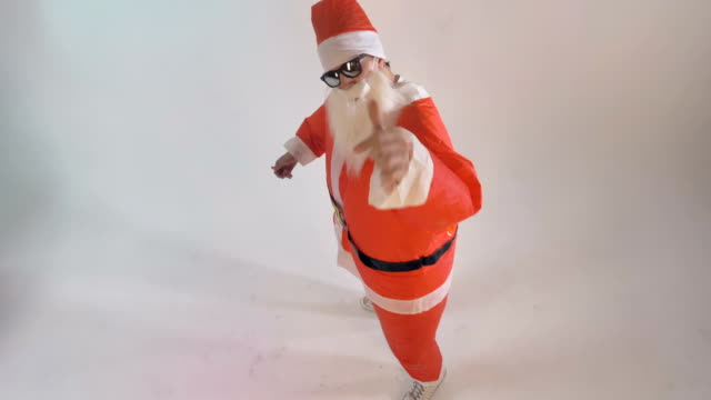 Santa-Claus-Künstler-lädt-den-Betrachter-zu-tanzen.