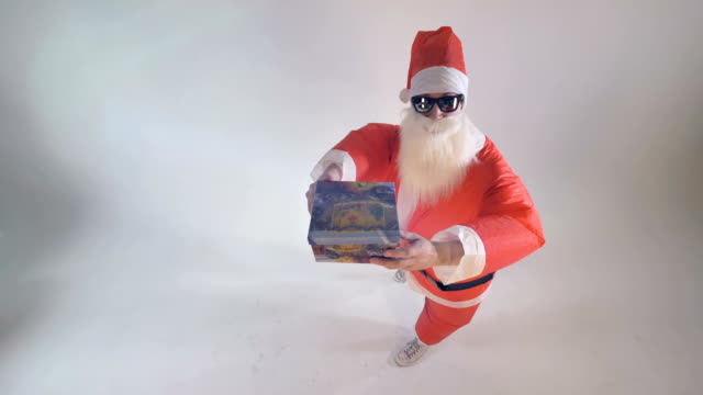 Santa-Claus-offers-a-single-gift-box-raising-it-up.