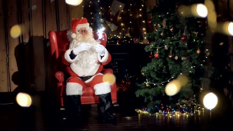 Happy-Santa-mit-einem-funkelnden-Feuerwerk-Lächeln-lädt-Sie-zur-Weihnachtsfeier.-Silvester-feiern-Konzept.