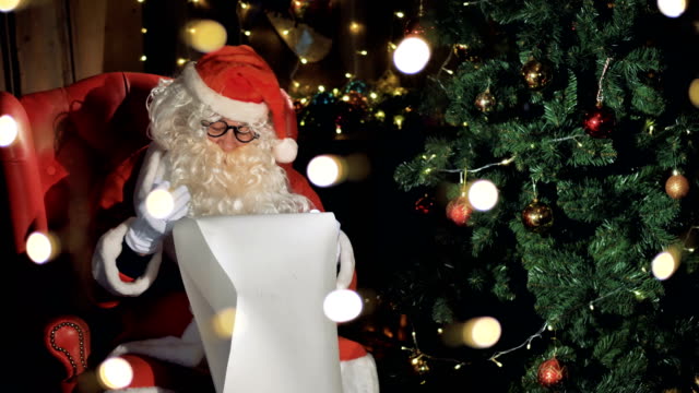 Close-up-Santa-Claus-Briefe-in-der-Nähe-von-Weihnachten-Kamin-lesen.-4K.