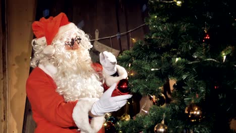 Santa-Clause-dekorieren-Weihnachtsbaum-während-Heiligabend