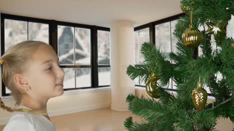 Excitada-joven-blanco-decoración-árbol-de-Navidad-y-mirando-feliz-a-abeto.-Preparación-para-celebrar-el-feliz-Navidad-vacaciones.-Nevada-de-tormenta-de-nieve-de-ventana-de-sala-de-estar.-Nieva-invierno.
