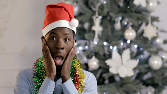 Oh-ist-mein-Gott,-Weihnachten-nun-Afrikaner-in-Nikolausmütze