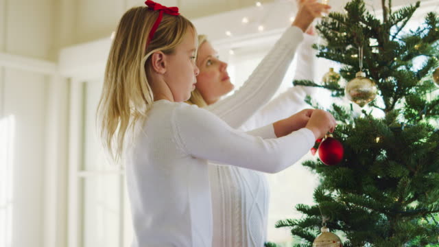 Madre-e-hija-decorar-árbol-de-Navidad