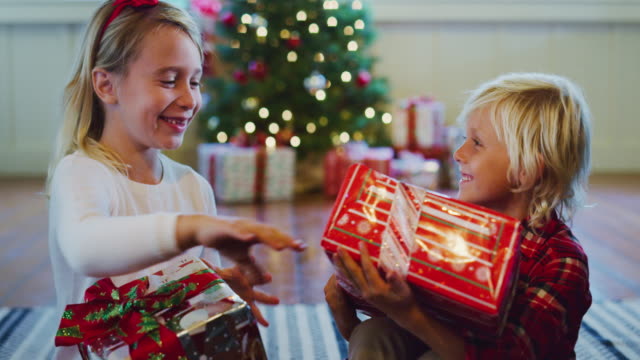 Kinder-Weihnachtsgeschenke-zu-öffnen