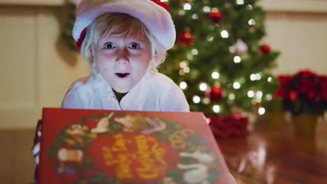 Boy-abrir-regalo-de-Navidad
